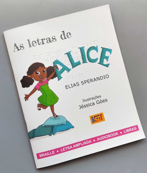 Na parte superior da p&aacute;gina est&aacute; o t&iacute;tulo do livro As Letras de Alice, com destaque para a palavra Alice, que est&aacute; escrita em azul. H&aacute; uma menina negra sorridente, de cabelos crespos e pretos, presos em duas &ldquo;maria chiquinhas&rdquo;. Ela usa um vestido verde de al&ccedil;as e uma camiseta rosa por baixo; e cal&ccedil;a um par de sand&aacute;lias brancas. Ela est&aacute; em p&eacute;, de bra&ccedil;os abertos, em cima de uma pilha de travesseiros, e segura com uma das m&atilde;os a letra A de Alice no t&iacute;tulo do livro. Mais abaixo h&aacute; o nome do autor: Elias Sperandio; ilustra&ccedil;&otilde;es: J&eacute;ssica G&oacute;es. Na parte inferior da capa est&aacute; escrito: Braille; letra ampliada; audiobook; Libras.